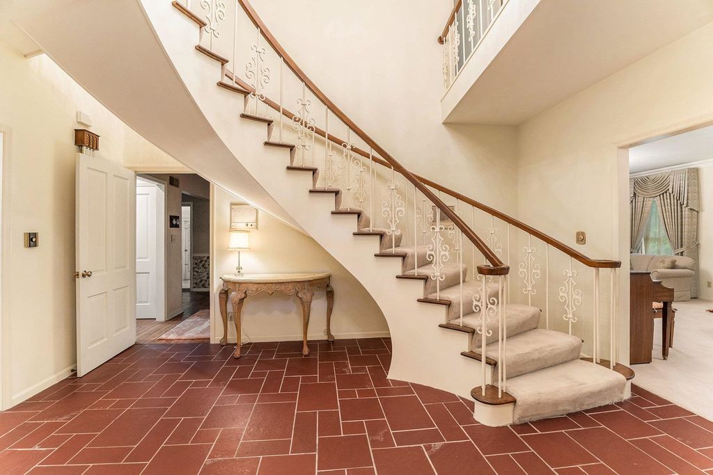 Photo of 1130 Dunrobbin Lane, South Bend, IN 46614 (MLS # 202538222)