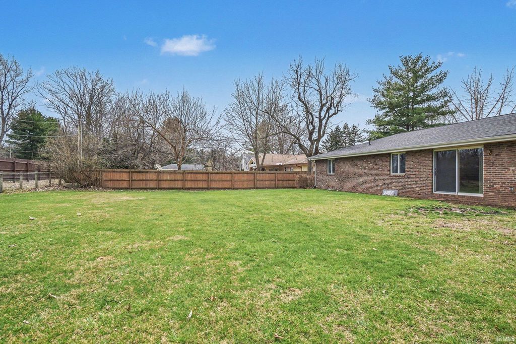 Photo of 12060 N Woodlawn Acres Drive, Syracuse, IN 46567 (MLS # 202610826)