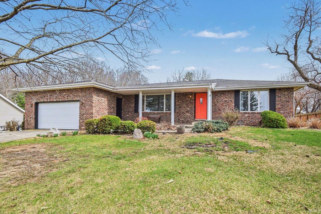 Photo of 12060 N Woodlawn Acres Drive, Syracuse, IN 46567 (MLS # 202610826)