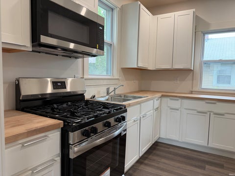 Tiny photo for 1123 Miner Street, South Bend, IN 46617 (MLS # 202621927)