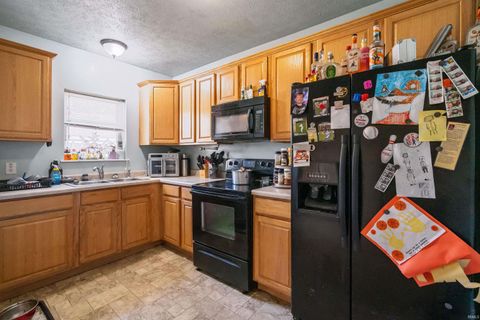 Tiny photo for 614 S Courtland Avenue, Kokomo, IN 46901 (MLS # 202541360)