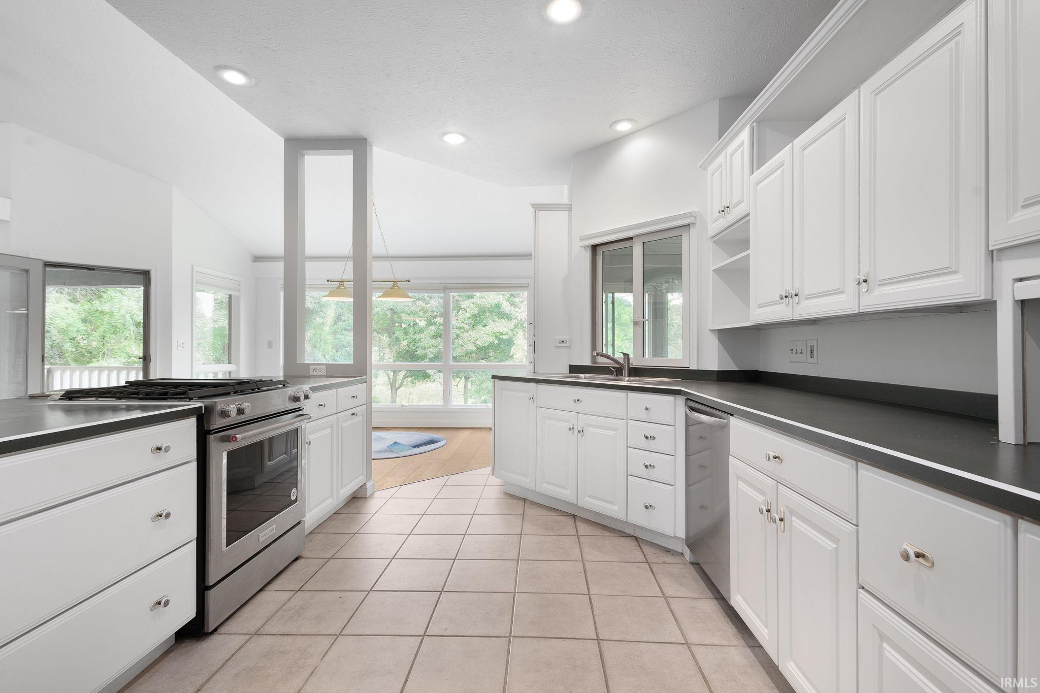 Elkhart, Indiana 46514, United States, 3 Bedrooms Bedrooms, ,3 BathroomsBathrooms,Residential,Active,183304