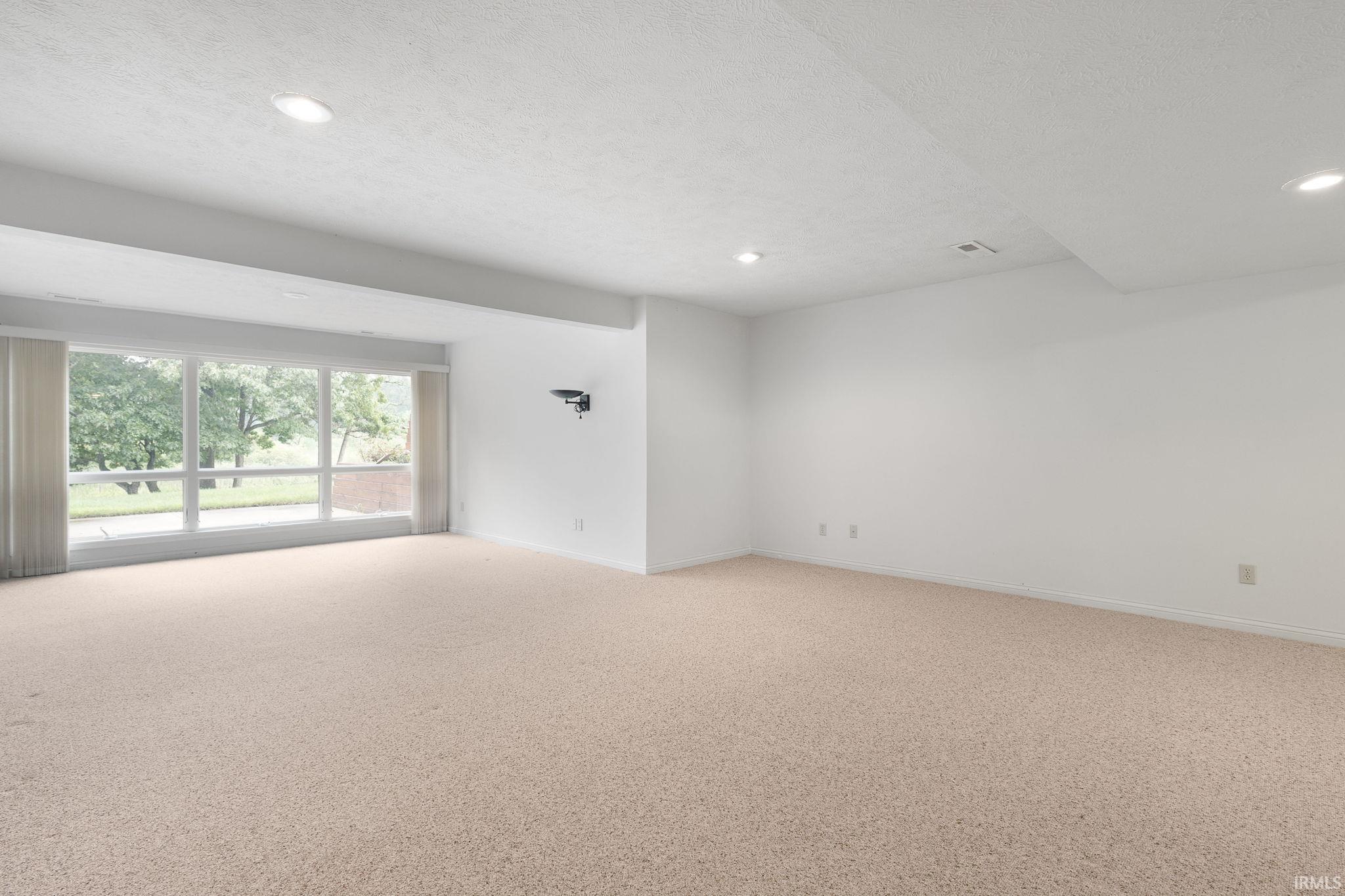 Elkhart, Indiana 46514, United States, 3 Bedrooms Bedrooms, ,3 BathroomsBathrooms,Residential,Active,183304