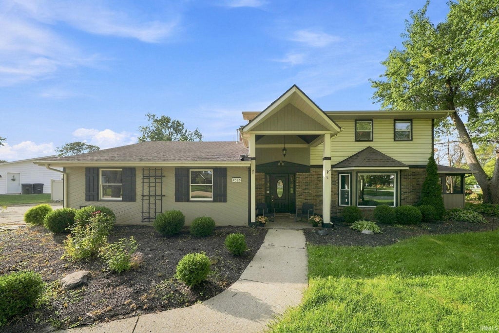 Photo of 9520 Spurwood Court, Fort Wayne, IN 46804 (MLS # 202635900)