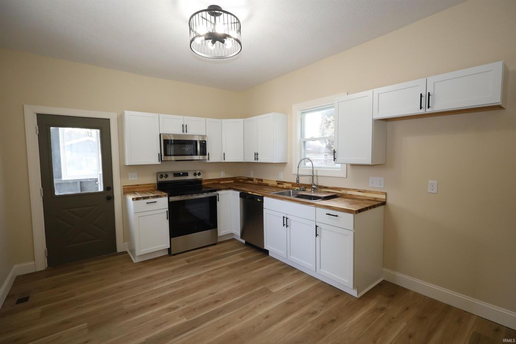 Photo of 739 W 4Th Street, Fort Wayne, IN 46808 (MLS # 202602350)