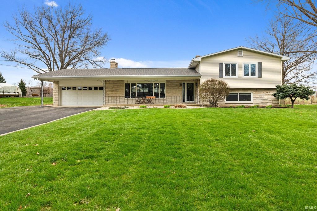 Photo of 1705 E Springhill Road, Warsaw, IN 46580 (MLS # 202613908)