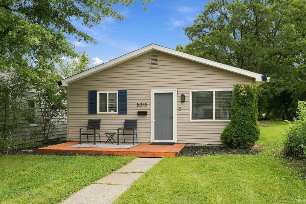 Photo of 5313 Mcclellan Street, Fort Wayne, IN 46807 (MLS # 202639320)