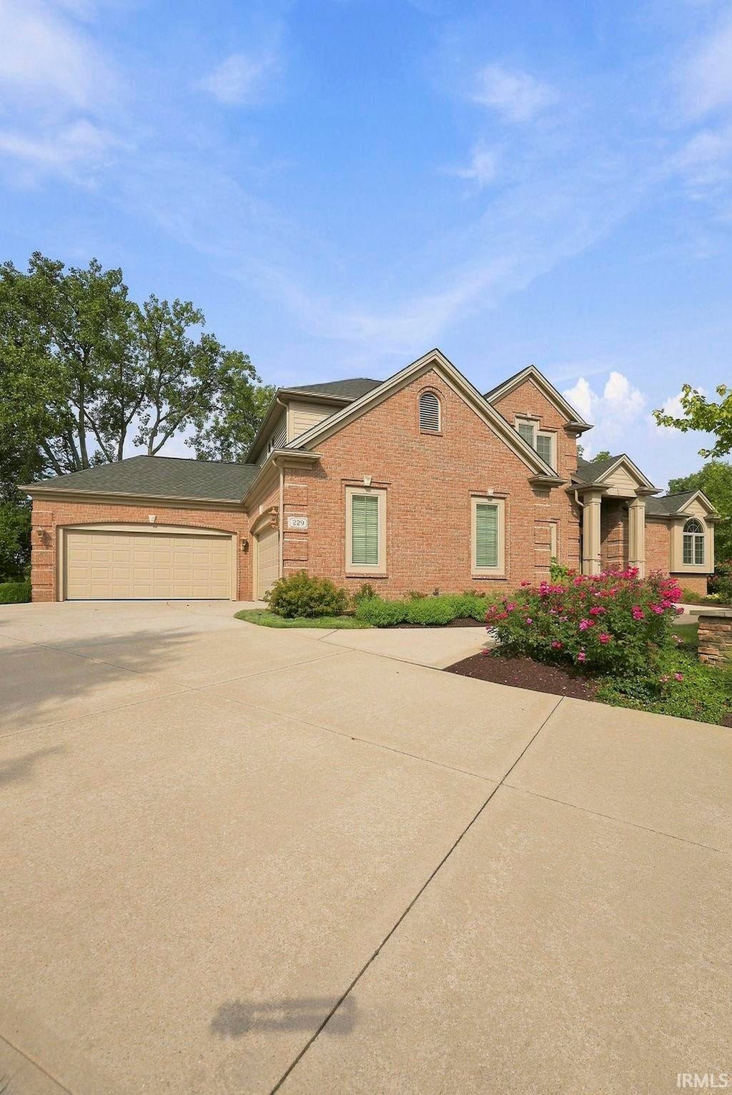 Photo of 229 Eagle Cliff Cove, Huntertown, IN 46748 (MLS # 202637781)