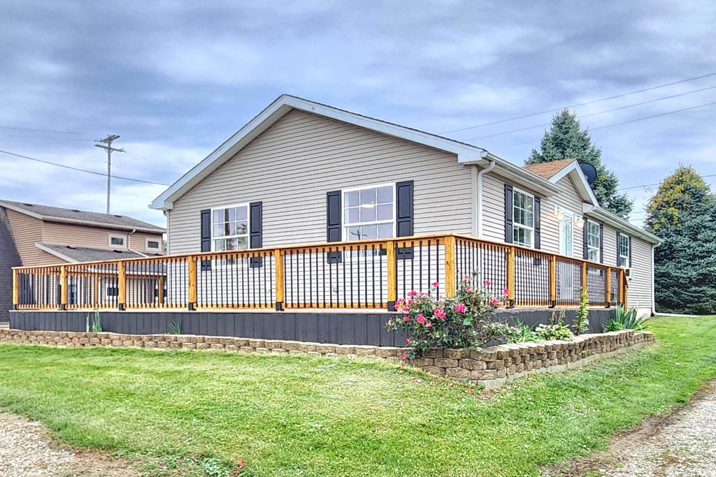 Photo of 9827 N Lincoln Road, Syracuse, IN 46567 (MLS # 202642205)