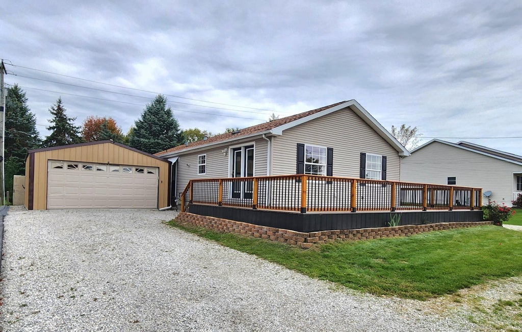 Photo of 9827 N Lincoln Road, Syracuse, IN 46567 (MLS # 202642205)