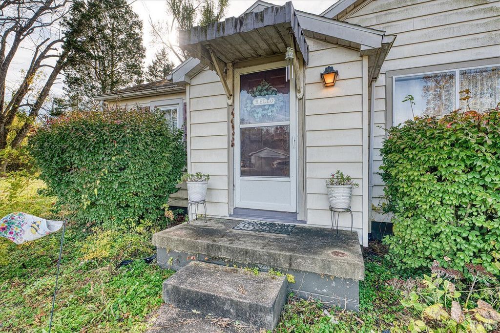 Photo of 1003 E HEERDINK Avenue, Evansville, IN 47711 (MLS # 202613389)