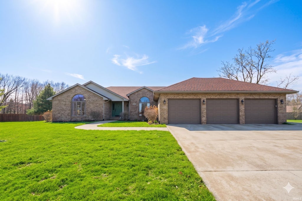 Photo of 209 N Copperwood Court, Muncie, IN 47304 (MLS # 202641194)
