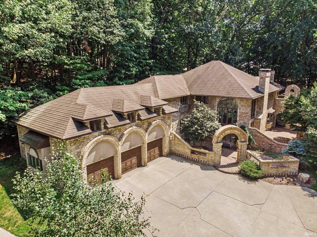 Photo of 19710 Amberwood Drive, Bristol, IN 46507 (MLS # 202625868)