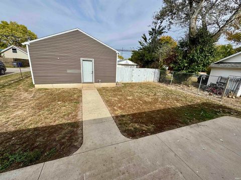 Tiny photo for 806 W Woodland Avenue, Kokomo, IN 46902 (MLS # 202542282)