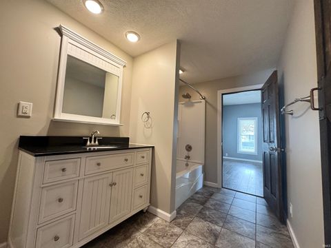 Tiny photo for 806 W Woodland Avenue, Kokomo, IN 46902 (MLS # 202542282)