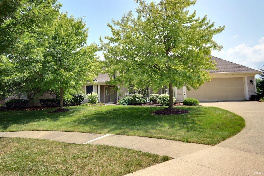 Photo of 2933 Cunningham Drive, Fort Wayne, IN 46804 (MLS # 202630500)