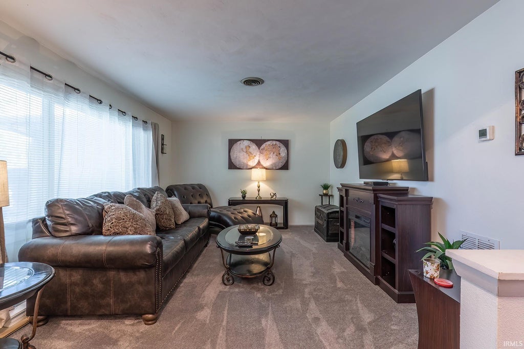 Photo of 917 Wolverton Drive, Fort Wayne, IN 46825 (MLS # 202641639)