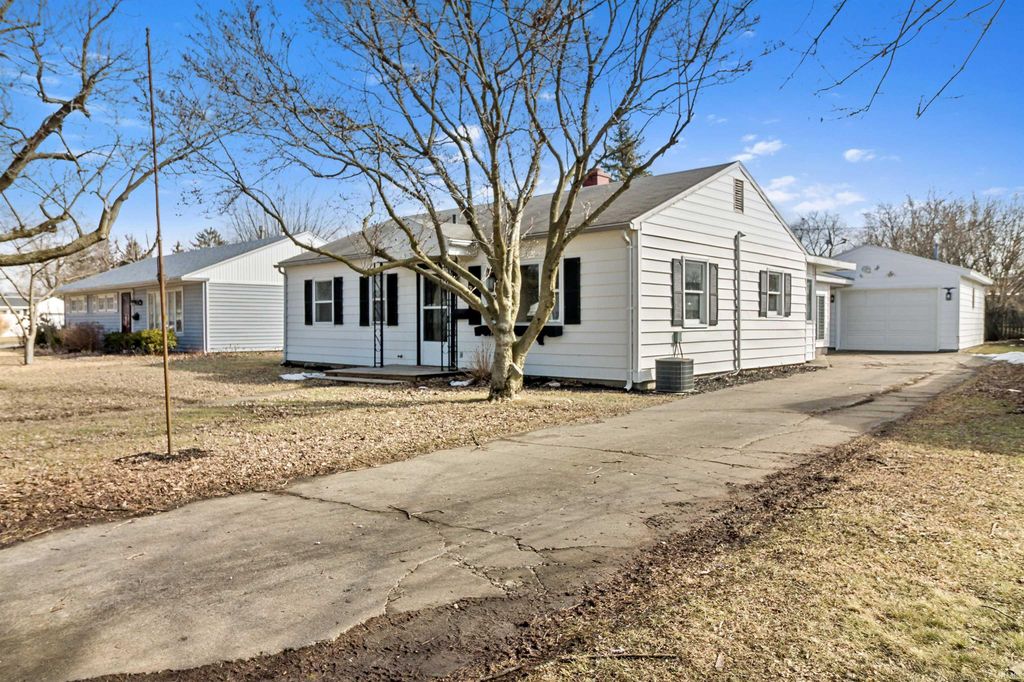 Photo of 916 N Oxford Drive, Marion, IN 46952 (MLS # 202604907)