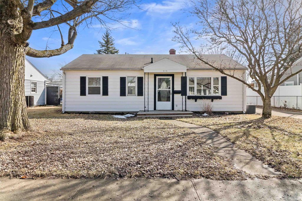 Photo of 916 N Oxford Drive, Marion, IN 46952 (MLS # 202604907)