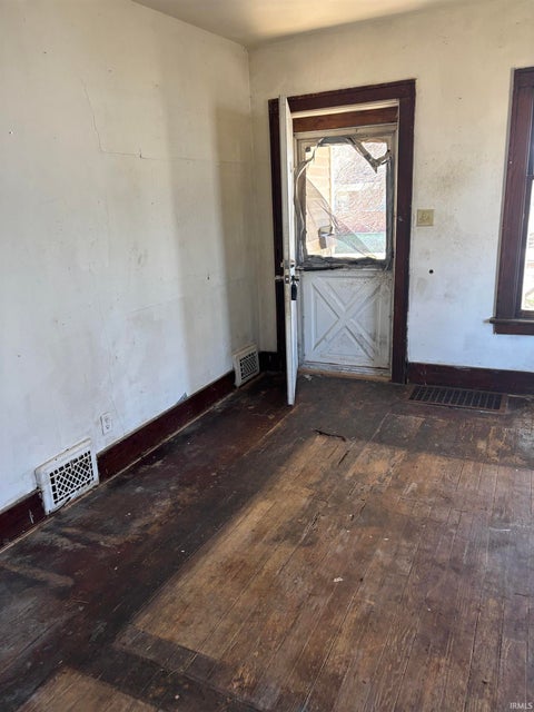 Tiny photo for 621 E Dayton Street, South Bend, IN 46613 (MLS # 202637957)
