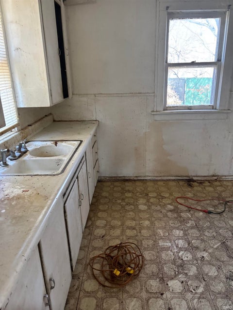 Tiny photo for 621 E Dayton Street, South Bend, IN 46613 (MLS # 202637957)