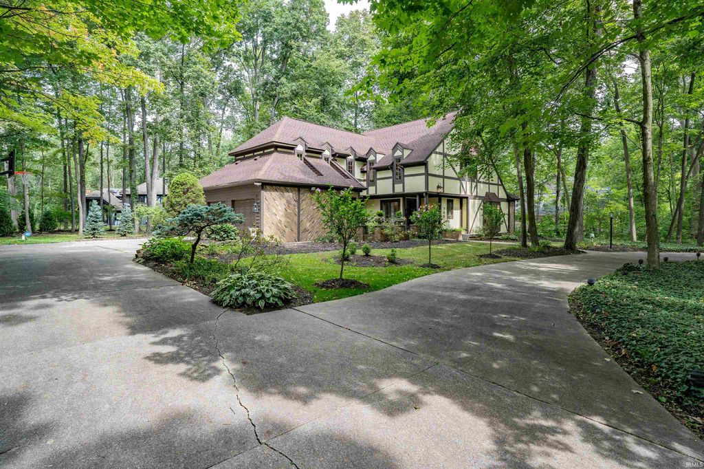 Photo of 704 Oaktree Court, Fort Wayne, IN 46845 (MLS # 202544528)