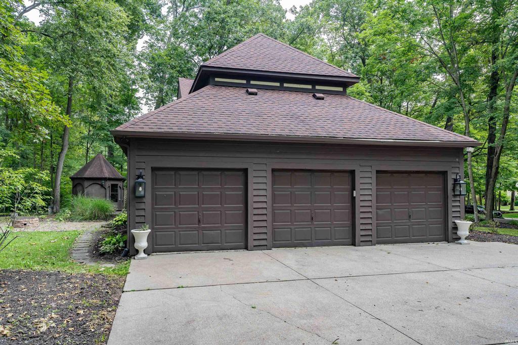 Photo of 704 Oaktree Court, Fort Wayne, IN 46845 (MLS # 202544528)