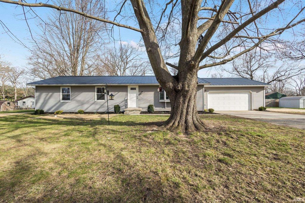 Photo of 11830 N Acorn Drive, Syracuse, IN 46567 (MLS # 202610854)