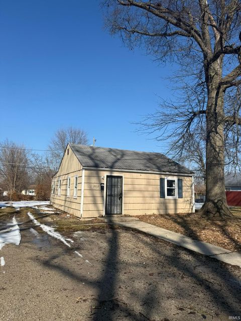 Photo of 2715 Evans Street, Fort Wayne, IN 46806 (MLS # 202604731)