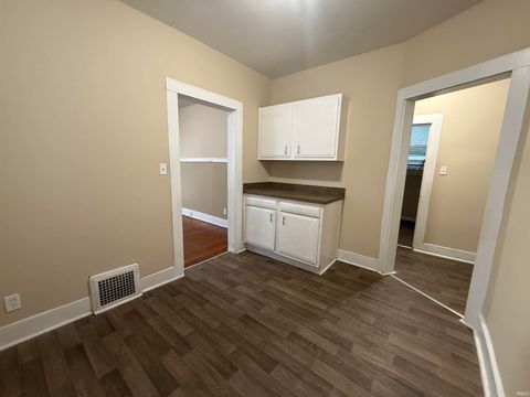 Tiny photo for 1019 W Franklin Street, Evansville, IN 47712 (MLS # 202541359)