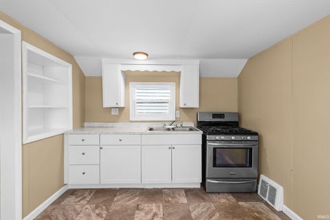 Tiny photo for 702-704 N West Boulevard, Elkhart, IN 46514 (MLS # 202609298)