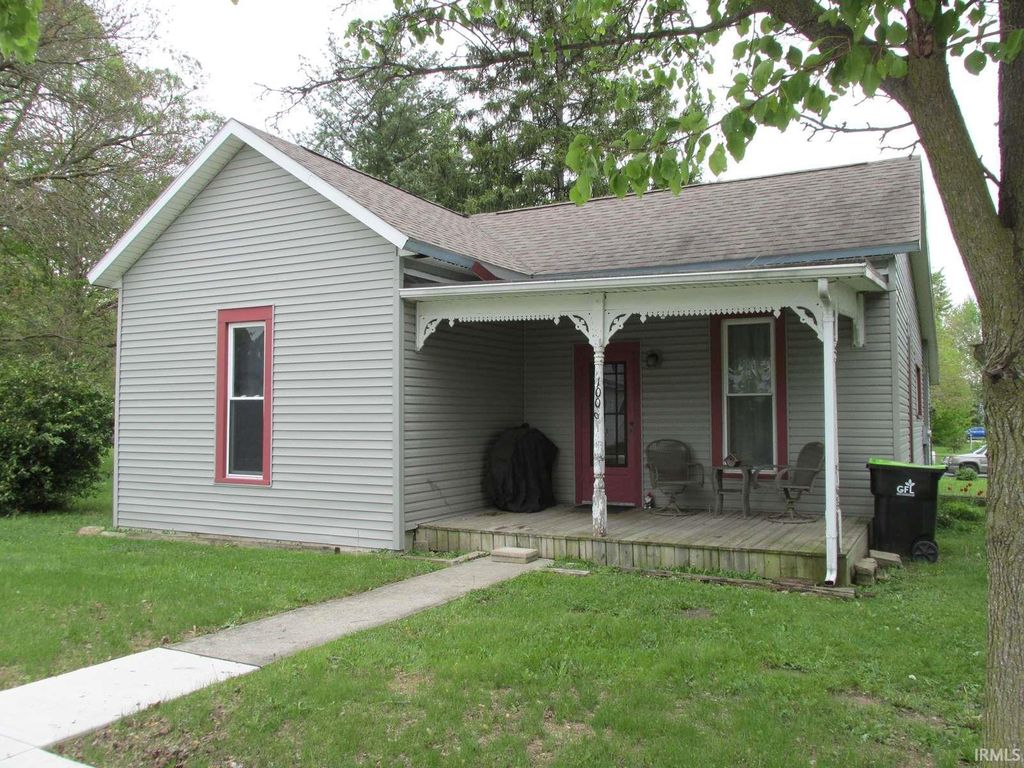 Photo of 1006 N Wayne Street, Warren, IN 46792 (MLS # 202615886)