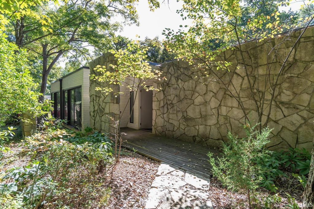 Photo of 2210 E Woodstock Place, Bloomington, IN 47401 (MLS # 202604558)