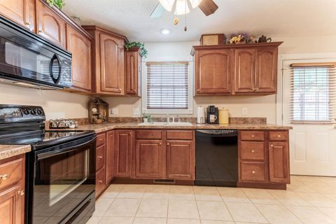 Tiny photo for 513 S Eighth Avenue, Haubstadt, IN 47639 (MLS # 202612398)