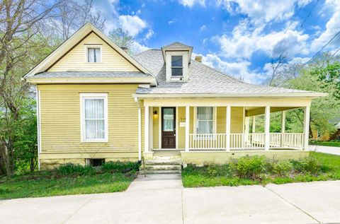 Photo of 719 W 11th Street, Bloomington, IN 47404 (MLS # 202613429)