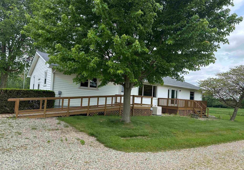 Photo of 7889 King Road, Plymouth, IN 46563 (MLS # 202619556)