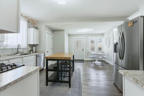 Tiny photo for 2202 Crescent Avenue, Fort Wayne, IN 46805 (MLS # 202543782)