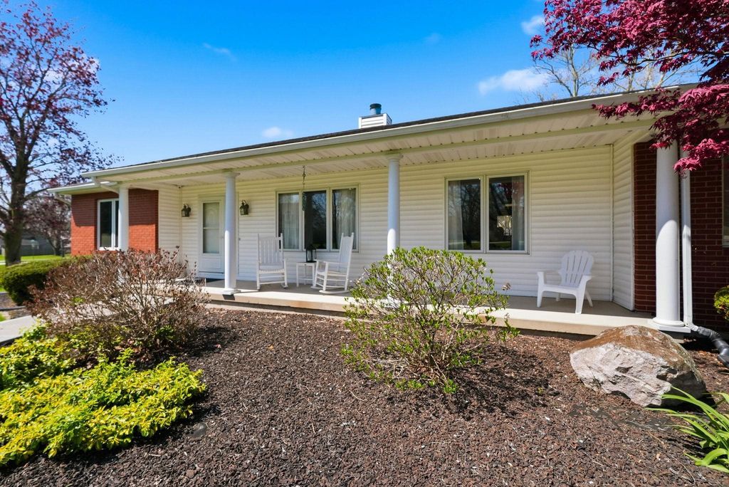 Photo of 613 E Nokomis Drive, Syracuse, IN 46567 (MLS # 202614281)