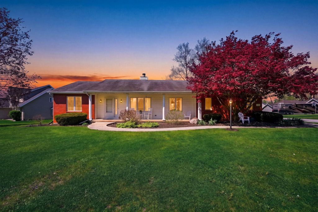 Photo of 613 E Nokomis Drive, Syracuse, IN 46567 (MLS # 202614281)