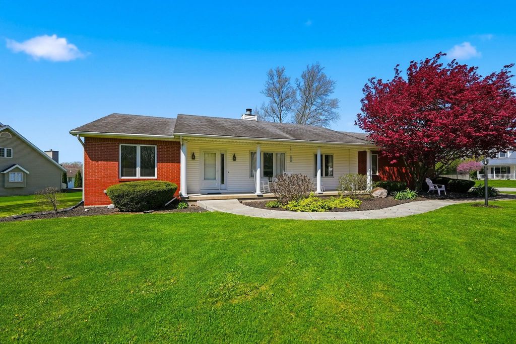 Photo of 613 E Nokomis Drive, Syracuse, IN 46567 (MLS # 202614281)