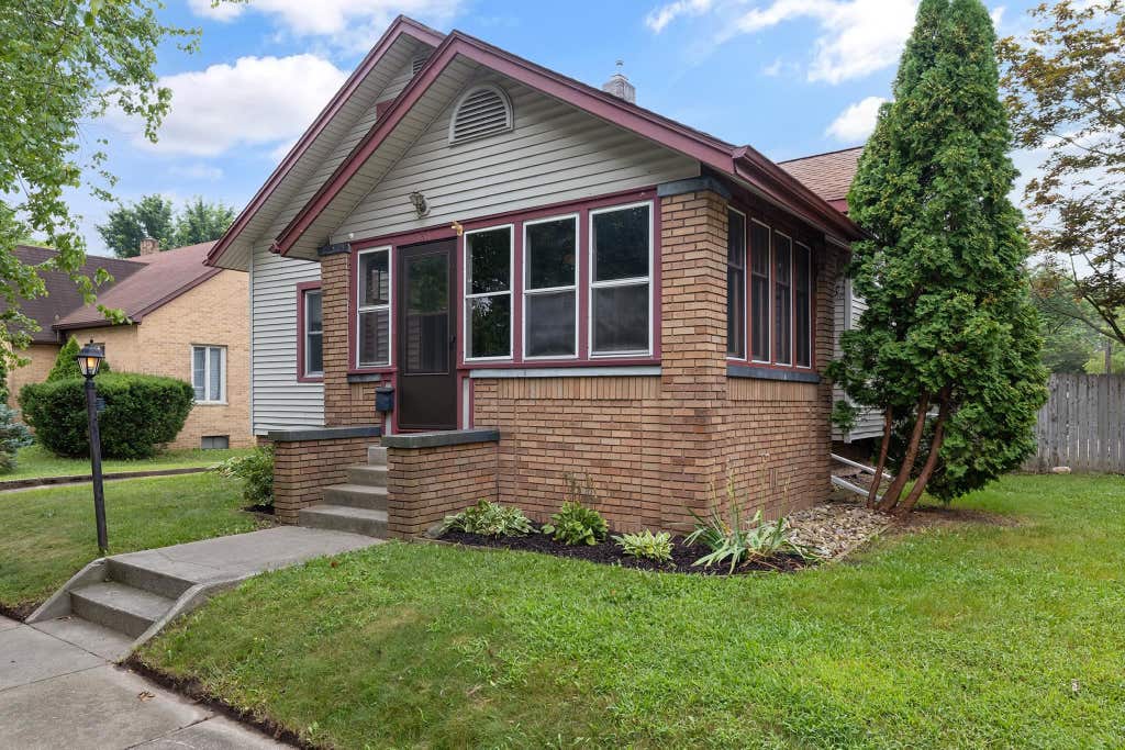 Photo of 131 Kenyon Avenue, Elkhart, IN 46516 (MLS # 202633593)