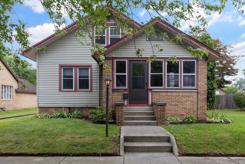 Photo of 131 Kenyon Avenue, Elkhart, IN 46516 (MLS # 202633593)
