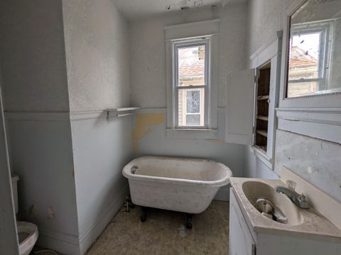 Tiny photo for 318 W Butler Street, Fort Wayne, IN 46802 (MLS # 202604985)