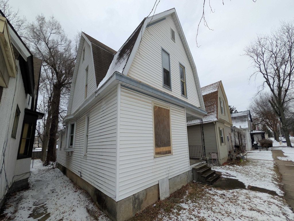 Photo of 318 W Butler Street, Fort Wayne, IN 46802 (MLS # 202604985)