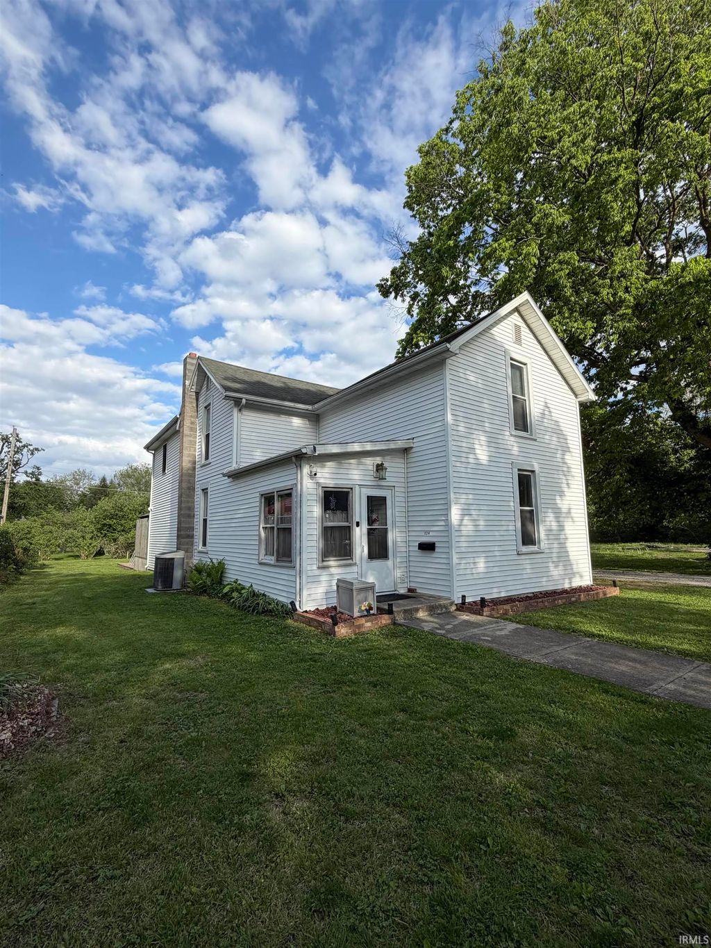 Photo of 124 6Th Street, Covington, IN 47932 (MLS # 202615606)