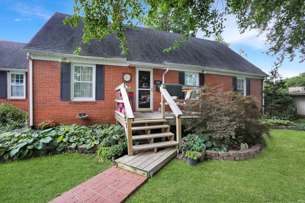 Photo of 908 Stewart Avenue, Evansville, IN 47715 (MLS # 202606627)