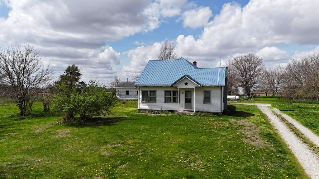 Photo of 7535 N 100 E, Lucerne, IN 46950 (MLS # 202612839)