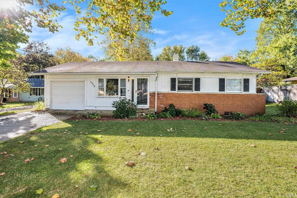 Photo of 1959 E Jefferson Boulevard, Mishawaka, IN 46545 (MLS # 202543251)
