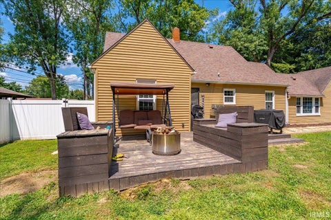 Tiny photo for 6817 Lincoln Avenue, Evansville, IN 47715 (MLS # 202632197)