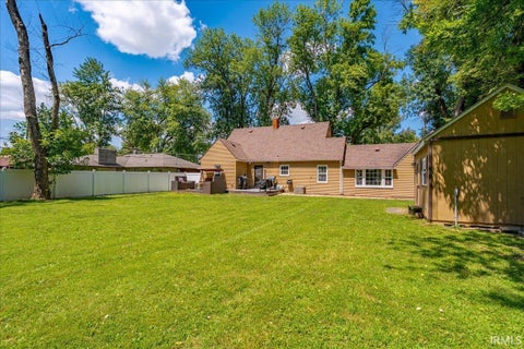 Tiny photo for 6817 Lincoln Avenue, Evansville, IN 47715 (MLS # 202632197)